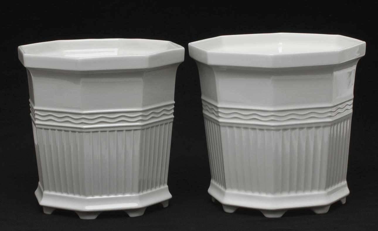 YTTERFODER. 2 st, porslin, Prins Eugens Waldermarsudde, Gustavsberg.