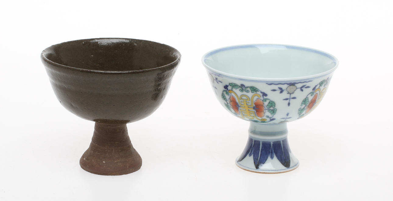 VINSKÅLAR, 2 st, porslin och keramik, Kina.