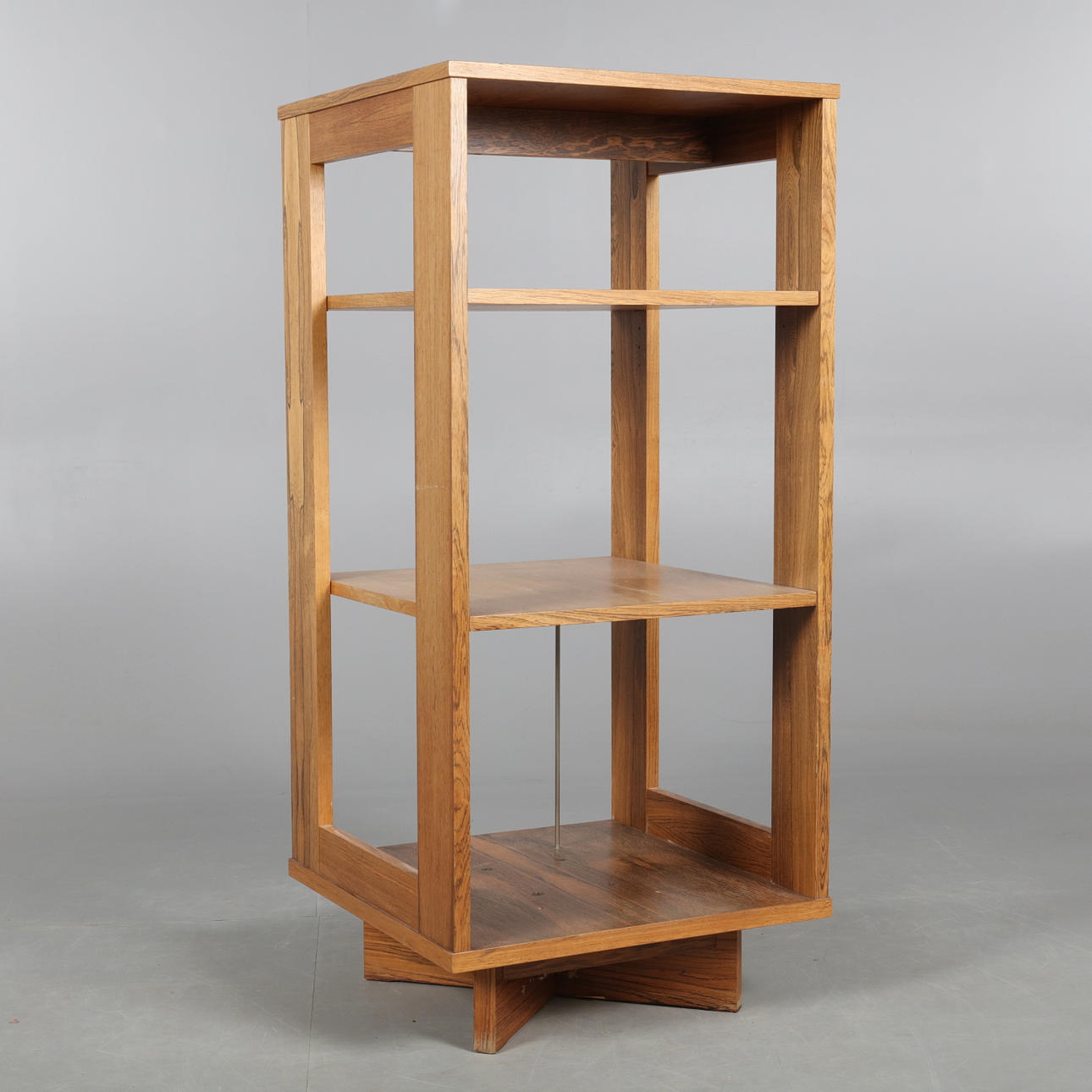 SNURRHYLLA,valnöt, samtida.