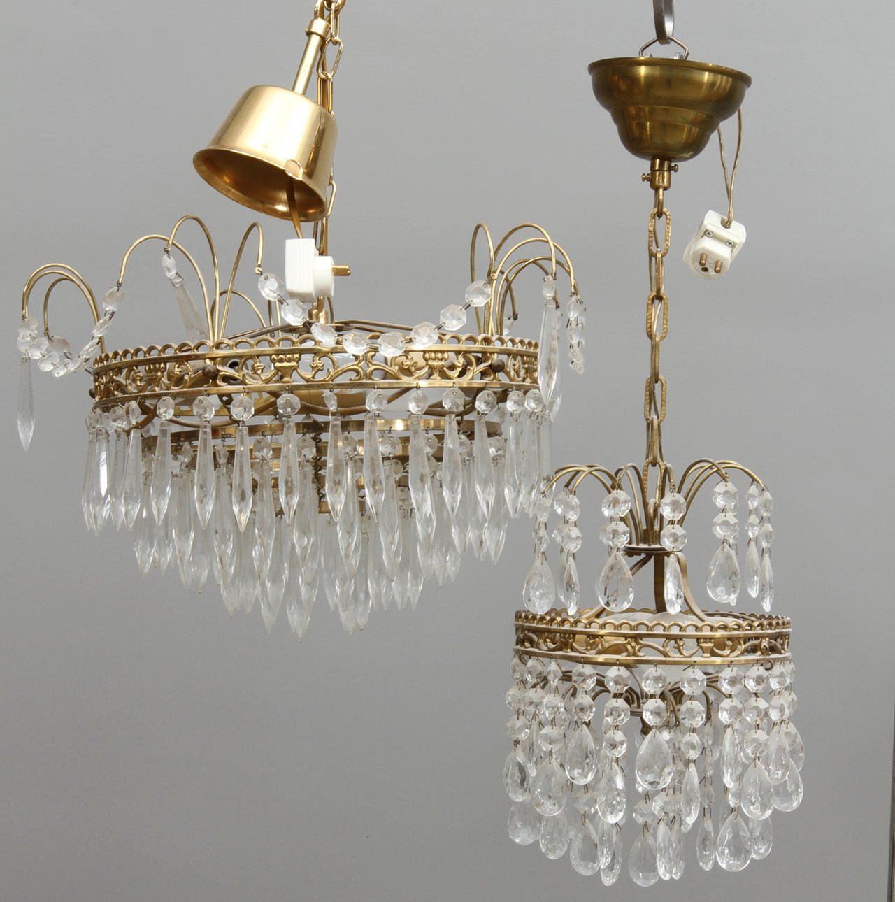 TAKLAMPOR, 2 st. behängda med prismor, 1900-tal.