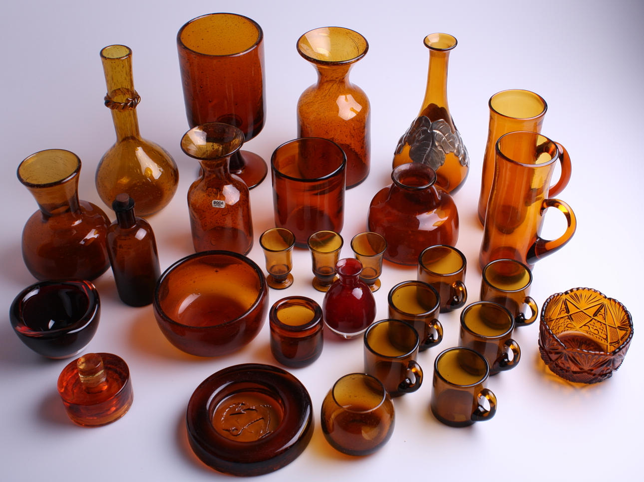 GLASFÖREMÅL, bruna, flera Erik Höglund - Boda.