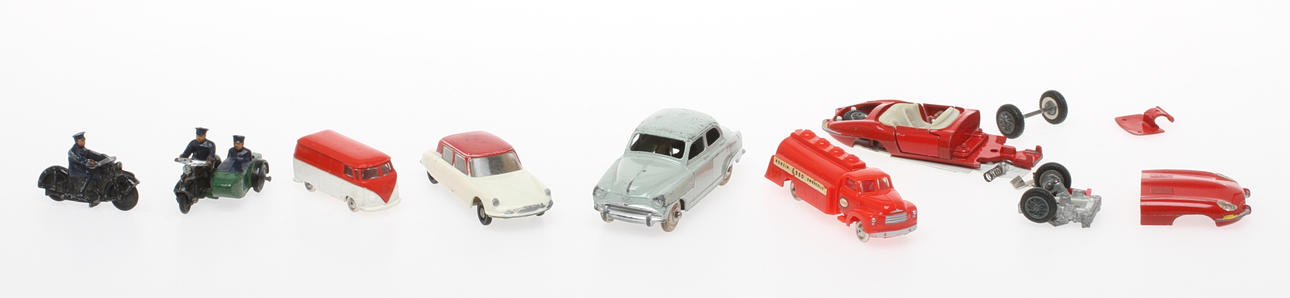 MODELLBILAR DINKY TOYS 2 stycken MC och 24U Simca , 2 LEGO, en TEKNO i delar och SIKU.