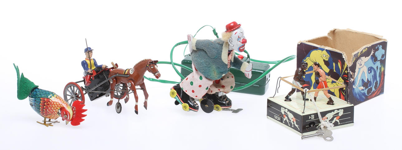 TRAVEKIPAGE ARABIAN urverk, BILLER-BAHN boxare i halv originalkartong urverk, CLOWN rullskridskor batteri och Tupp urverkoch.