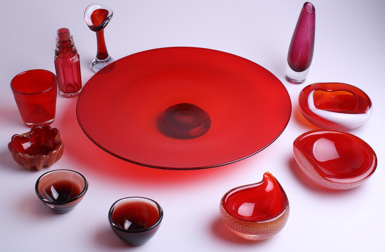 GLASFÖREMÅL, 11 st, röda.