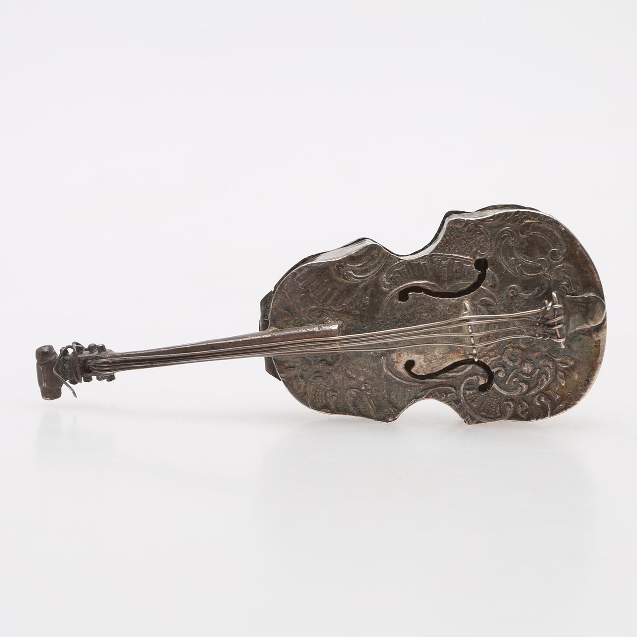 DOSA I FORM AV VIOLIN, silver, engelska importstämplar.