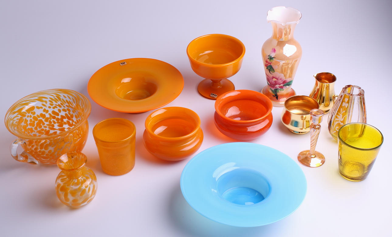 GLASFÖREMÅL, 14 st, orange-/blå-/guldfärgade.