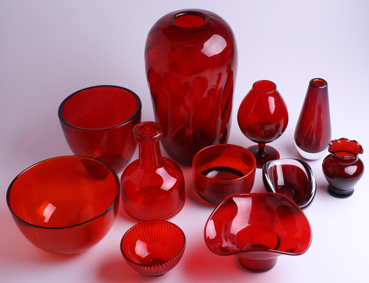 GLASFÖREMÅL, 11 st, röda.