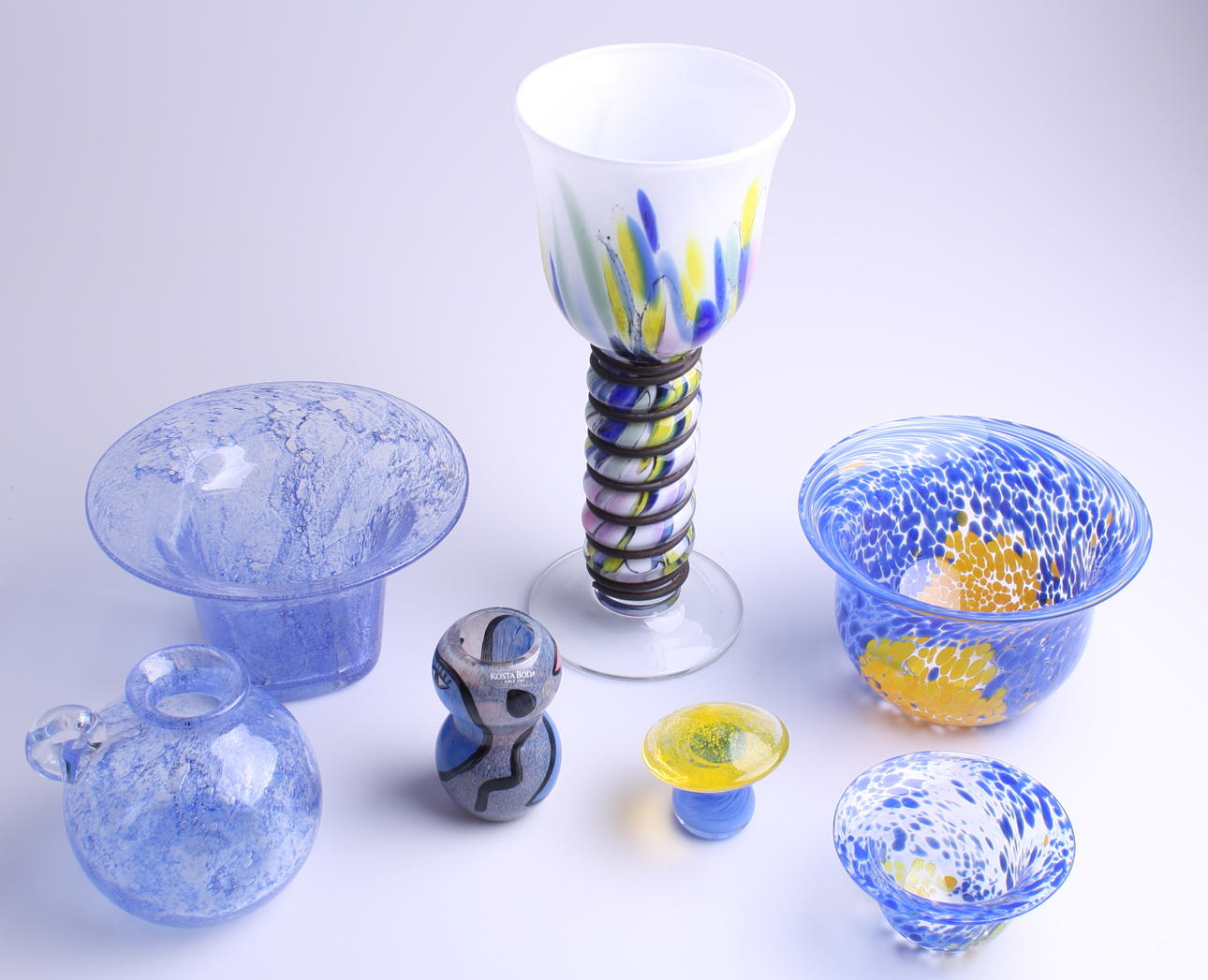 GLASFÖREMÅL, 7 st, blåspräckliga, varav 3 st Ulrika Hydman Vallien.