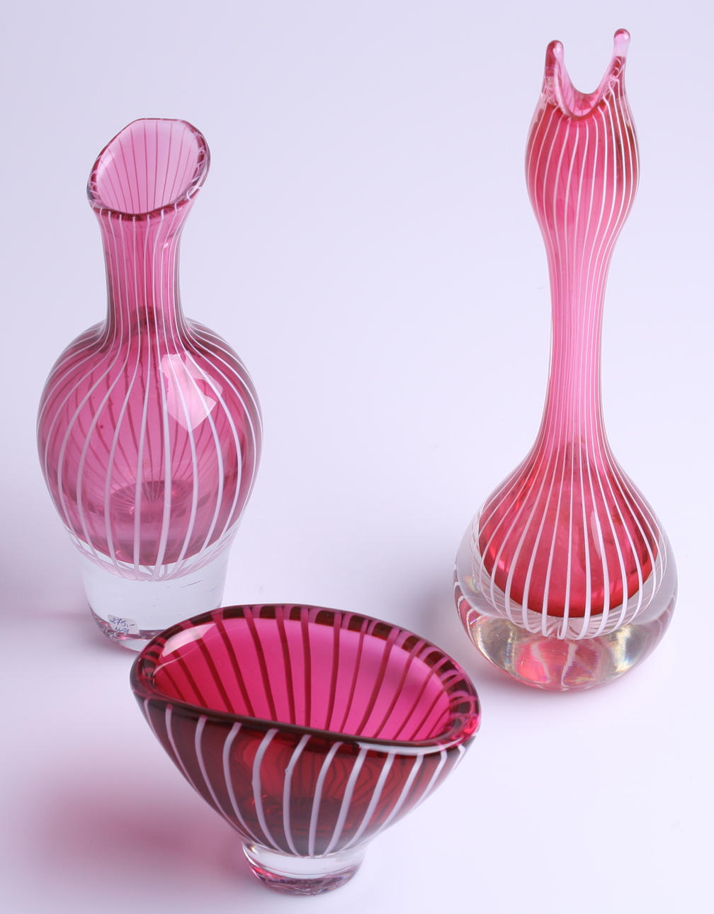 GLASFÖREMÅL, 3 st, röda med vita ränder.