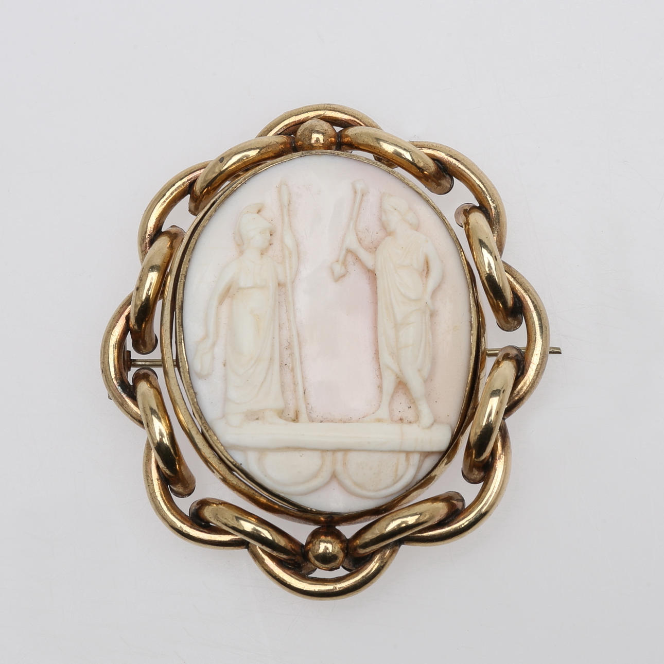 BROCHE CON CONCHA CAMEO, con corte clásico.