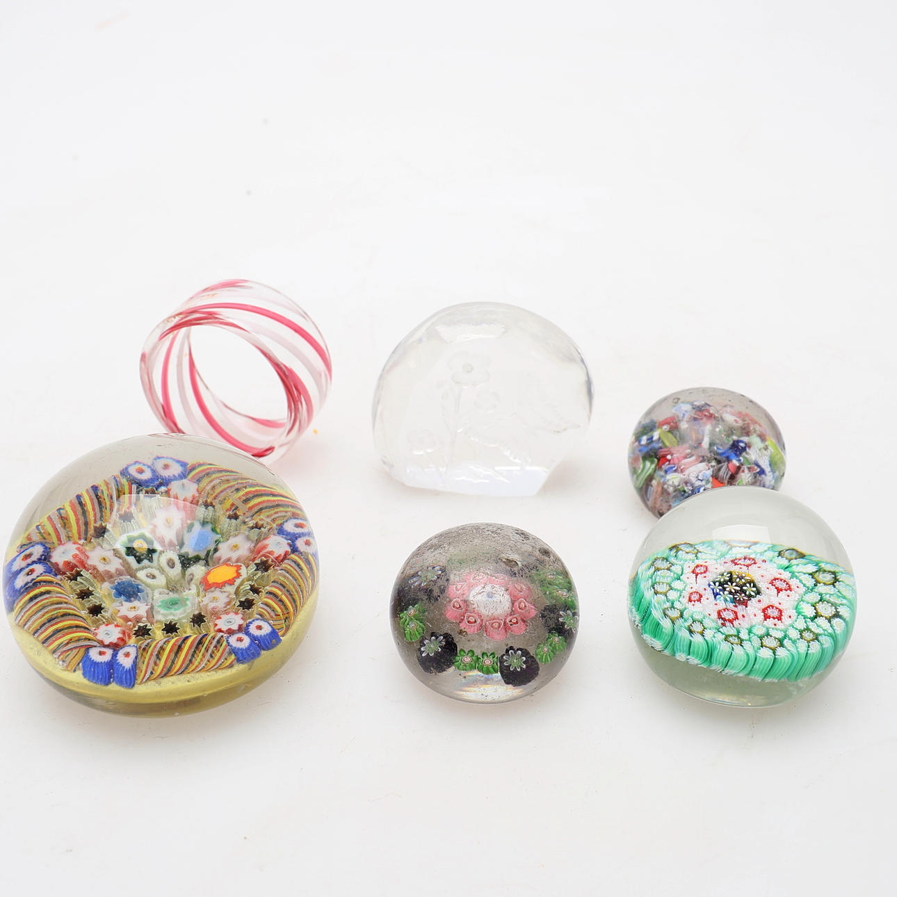 GLAS PAPIRVÆGT OG EN SERVIETRING.