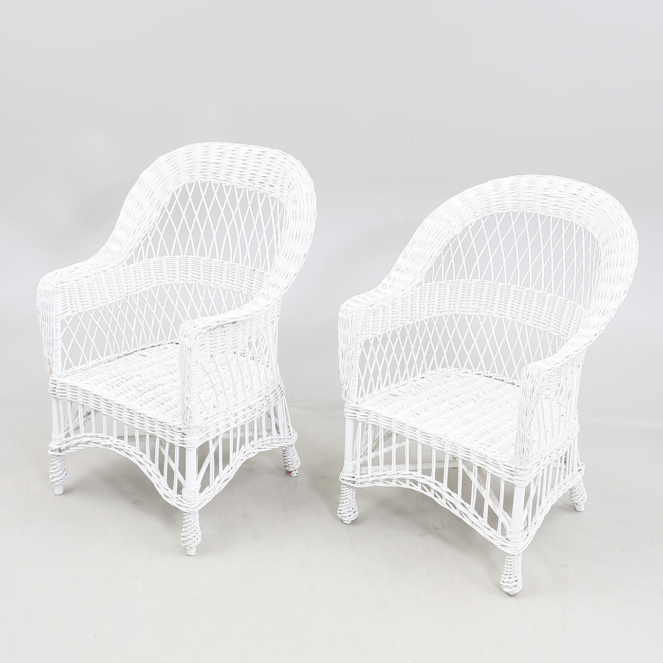 SILLAS DE MIMBRE, pintadas de blanco, década de 1900.