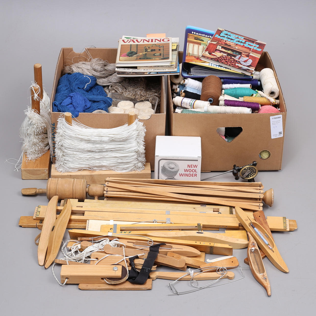 VÄVTILLBEHÖR, garner, skyttlar, böcker mm.