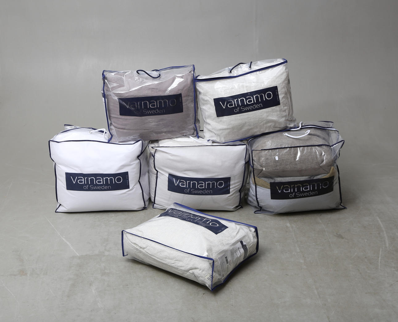 TÄCKEN OCH KUDDAR, 6 delar, Värnamo.