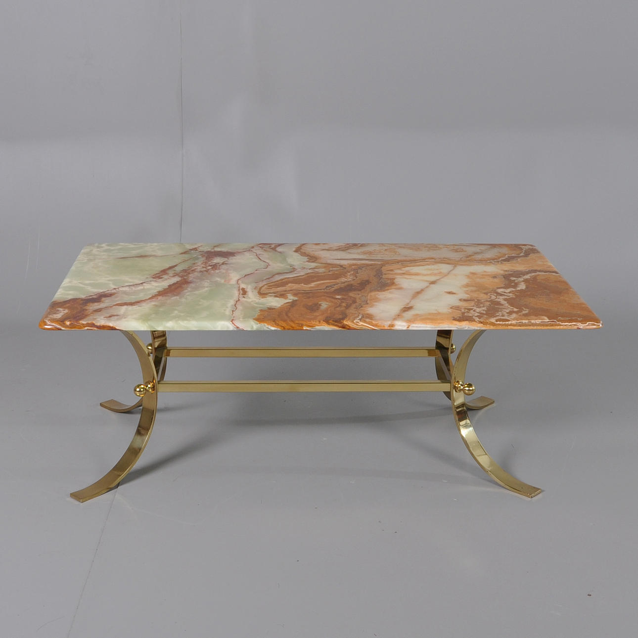 SOFABORD, plade af messing og marmor.