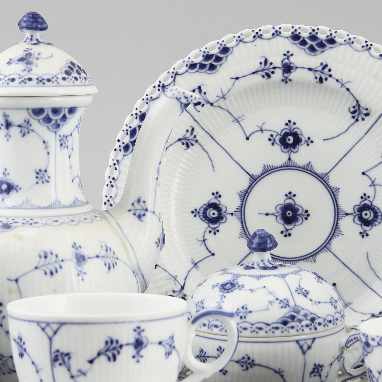 TE- OCH KAFFESEVIS, 66 delar, "Musselmalet" Royal Copenhagen.