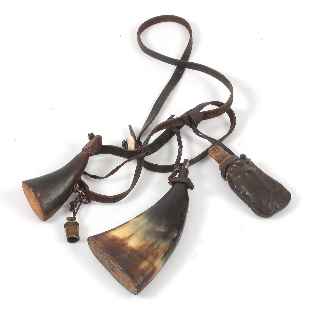 GEHÄNG, puta, madera y cuero, siglo XIX.