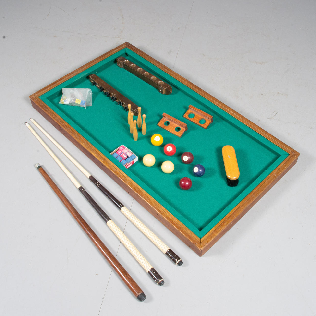 BORDSBILJARD MED TILLBEHÖR.