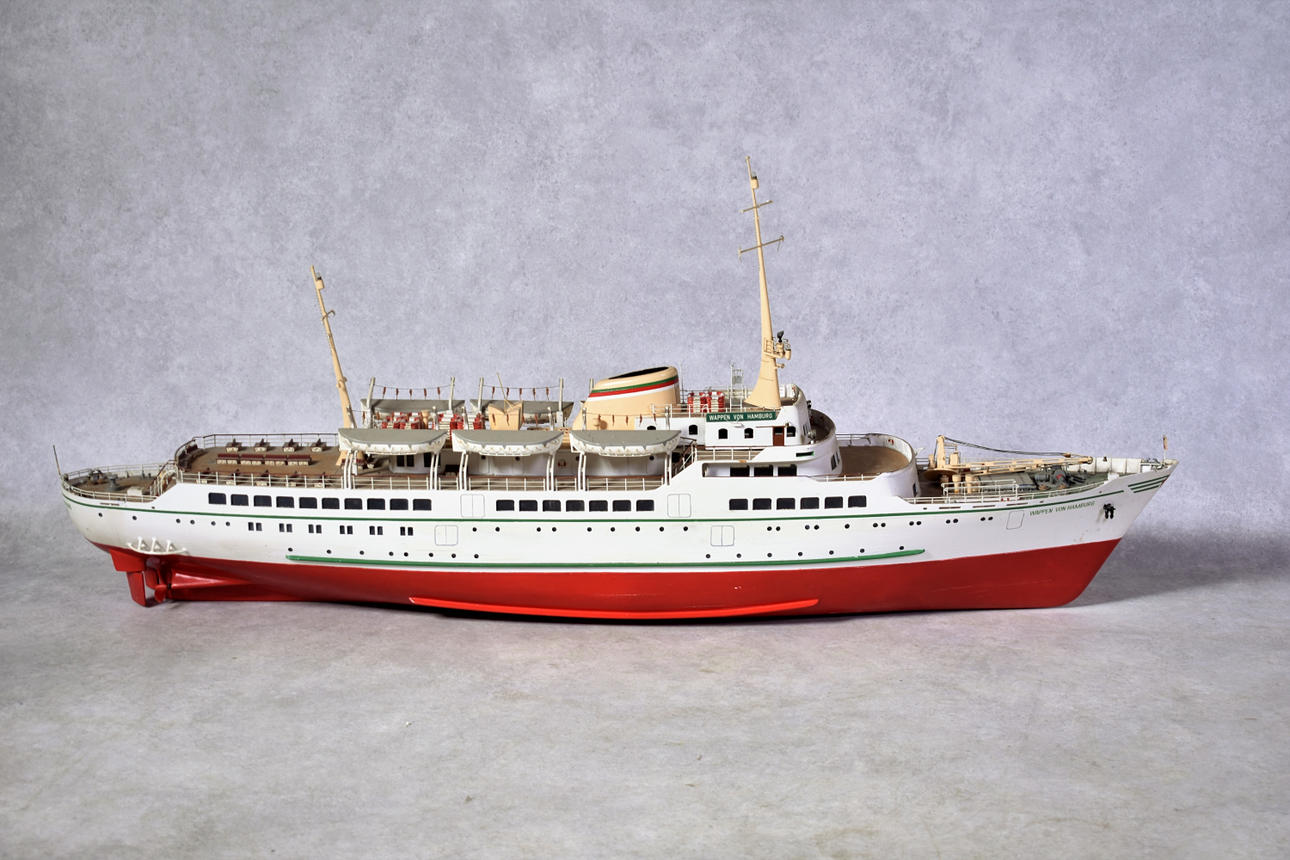 SHIP MODEL "Wappen von Hamburg".