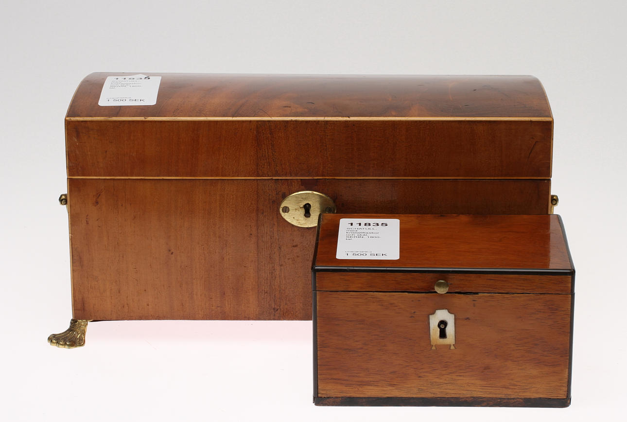 SCHATULL, med kristallflaskor och skål, SKRIN, 1800-tal.