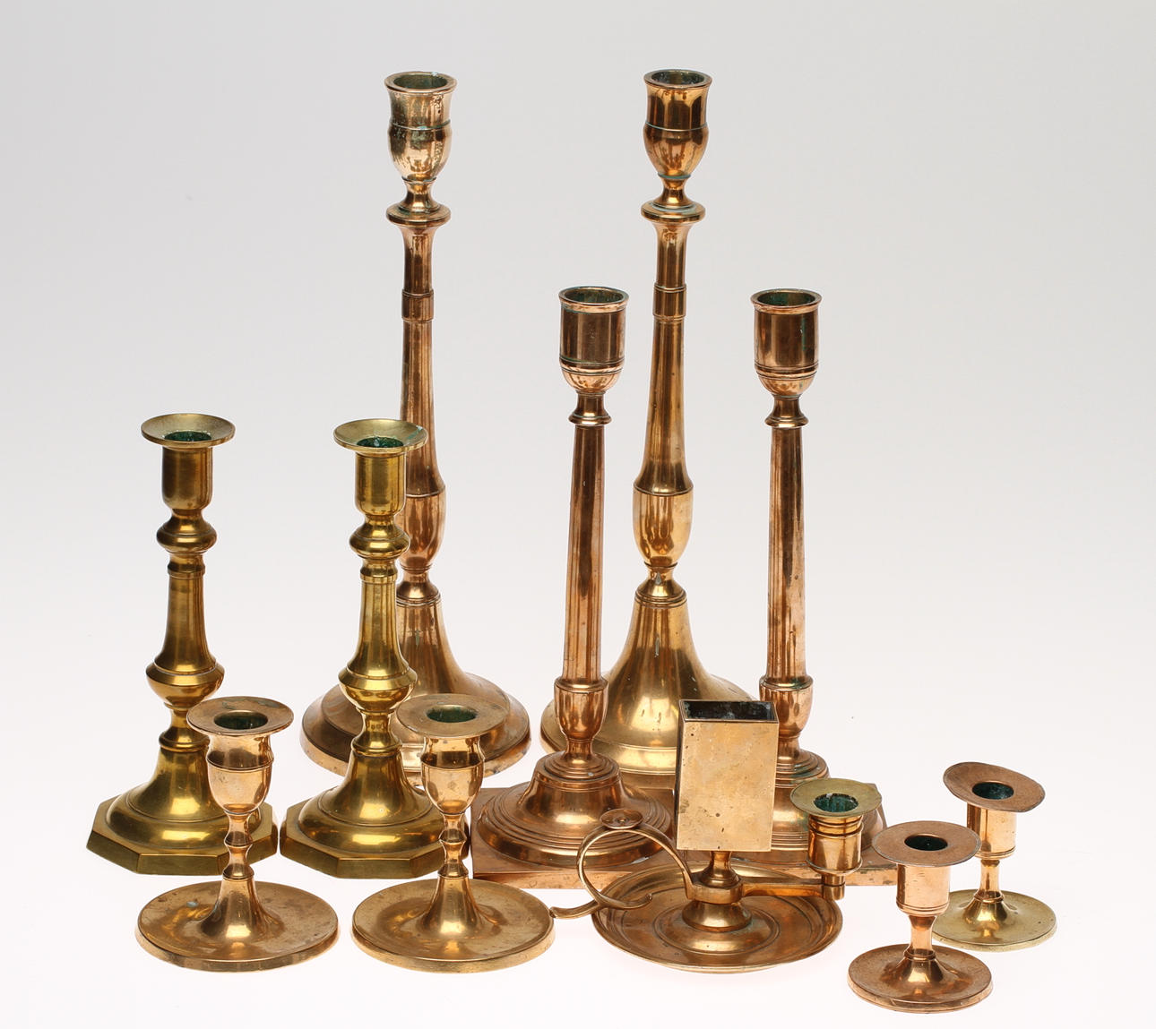 LJUSSTAKAR, 11 st, mässing, mestadels 1800-tal.