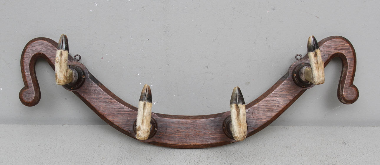 KLÄDHÄNGARE, hjort klövar, 1900-talets hörsta hälft.