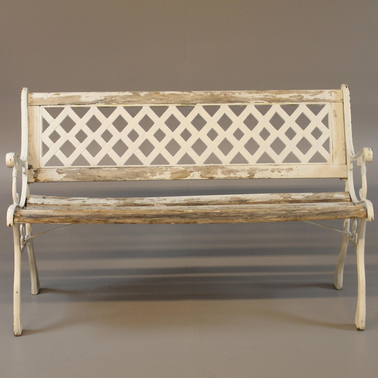 PARKBÄNK vit, gjutjärn och trä.