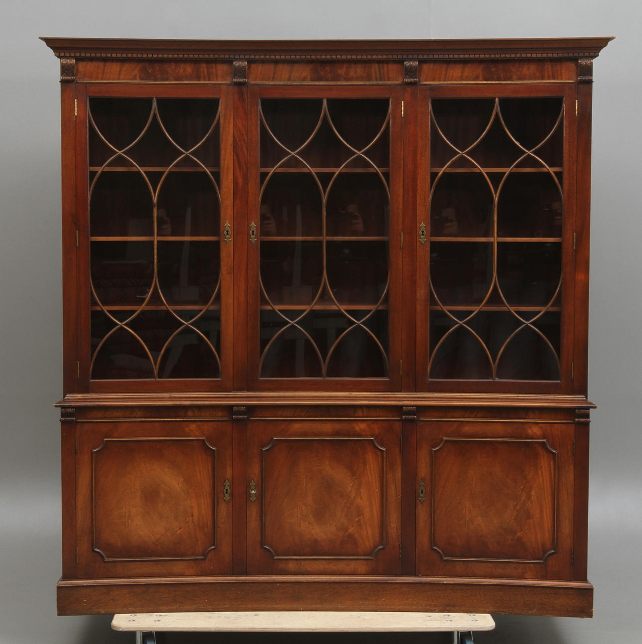 VITRINSKÅP, engelsk stil, 1900-tal.