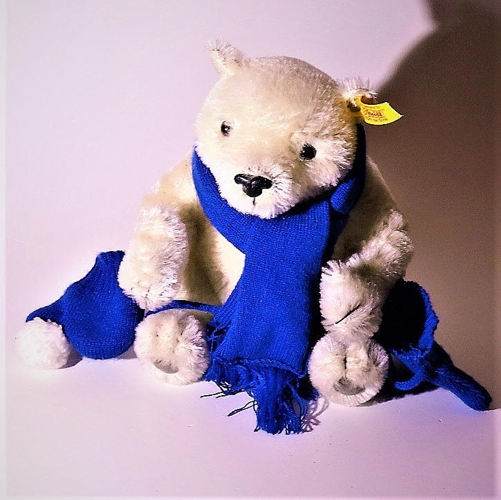 STEIFF-EISBÄR, mit Schal und Handschuhen.
