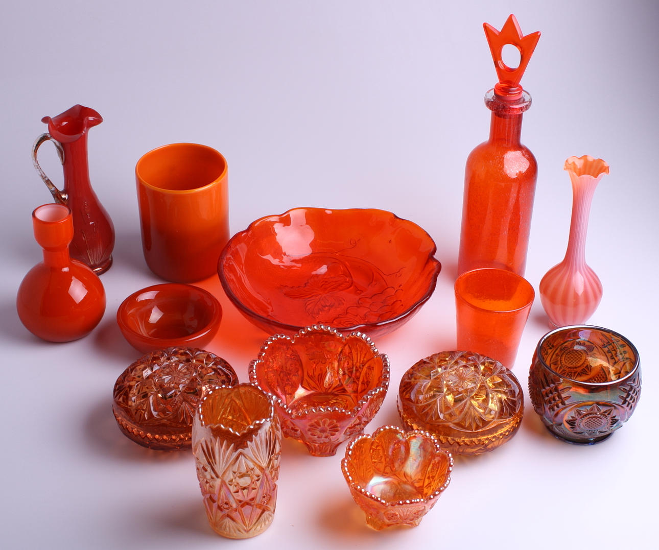 GLASFÖREMÅL, 14 st, röda och orange.