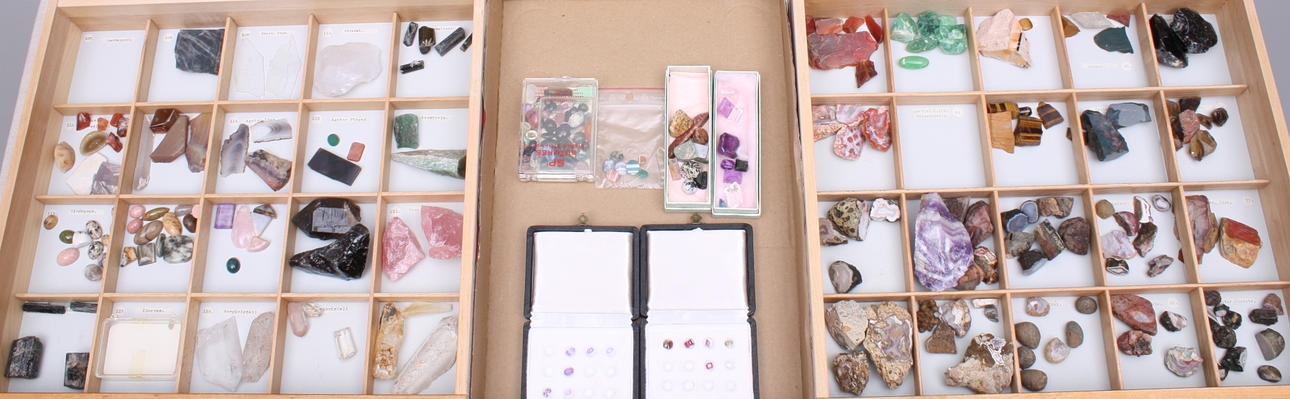 STENSAMLING, 3 lådor, vissa stenar namngivna.