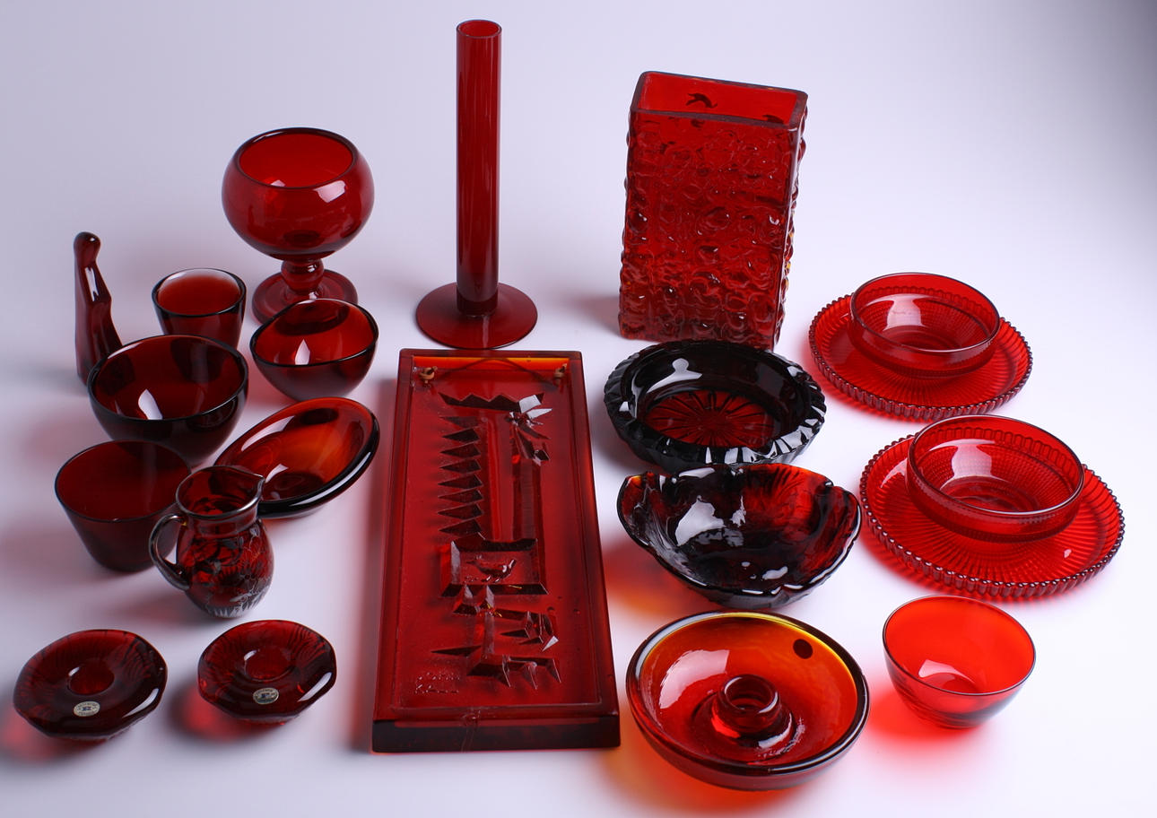 GLASFÖREMÅL, 21 st, röda.