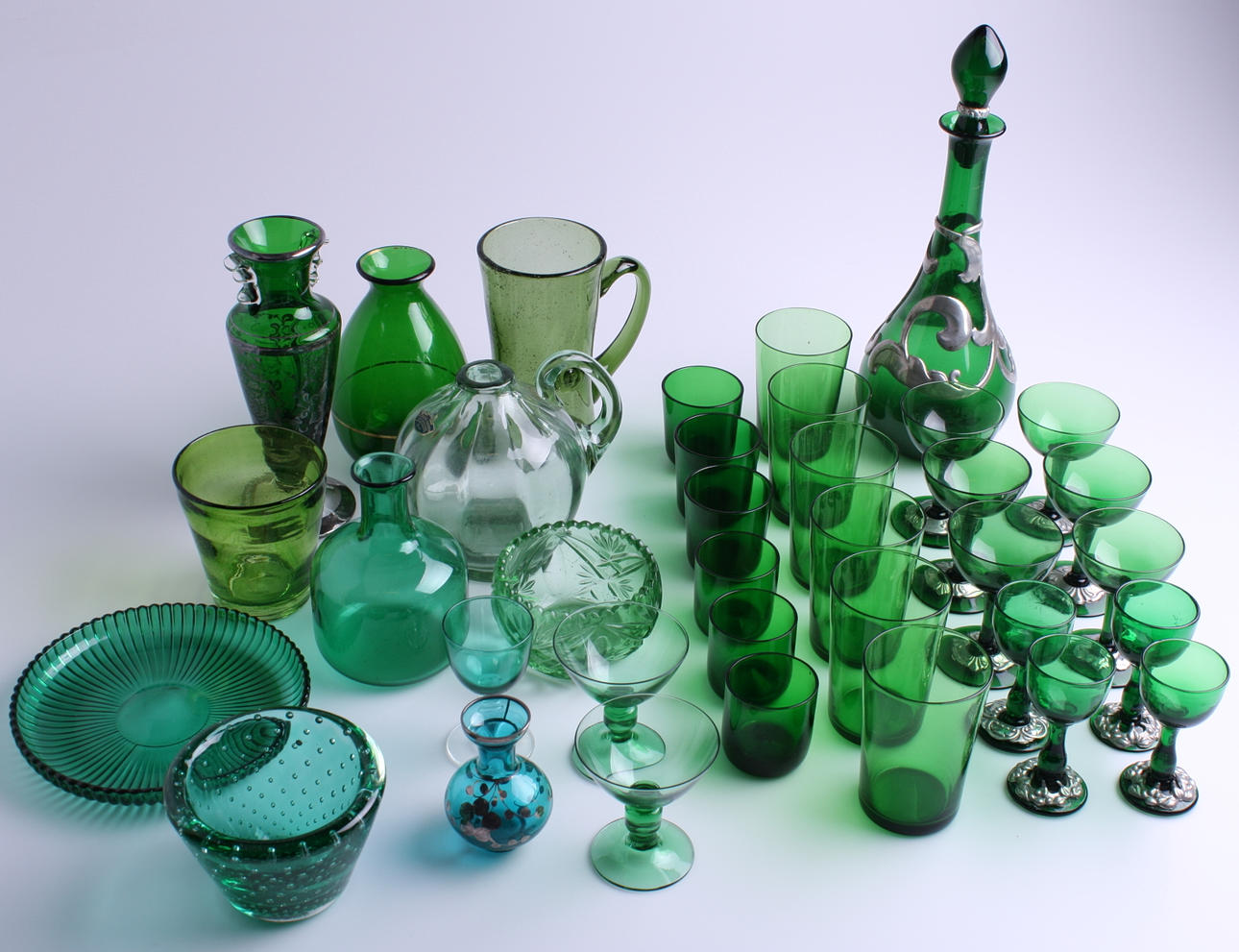 GLASFÖREMÅL, gröna, bla 11 servisdelar och 1 Erik Höglund - Boda.