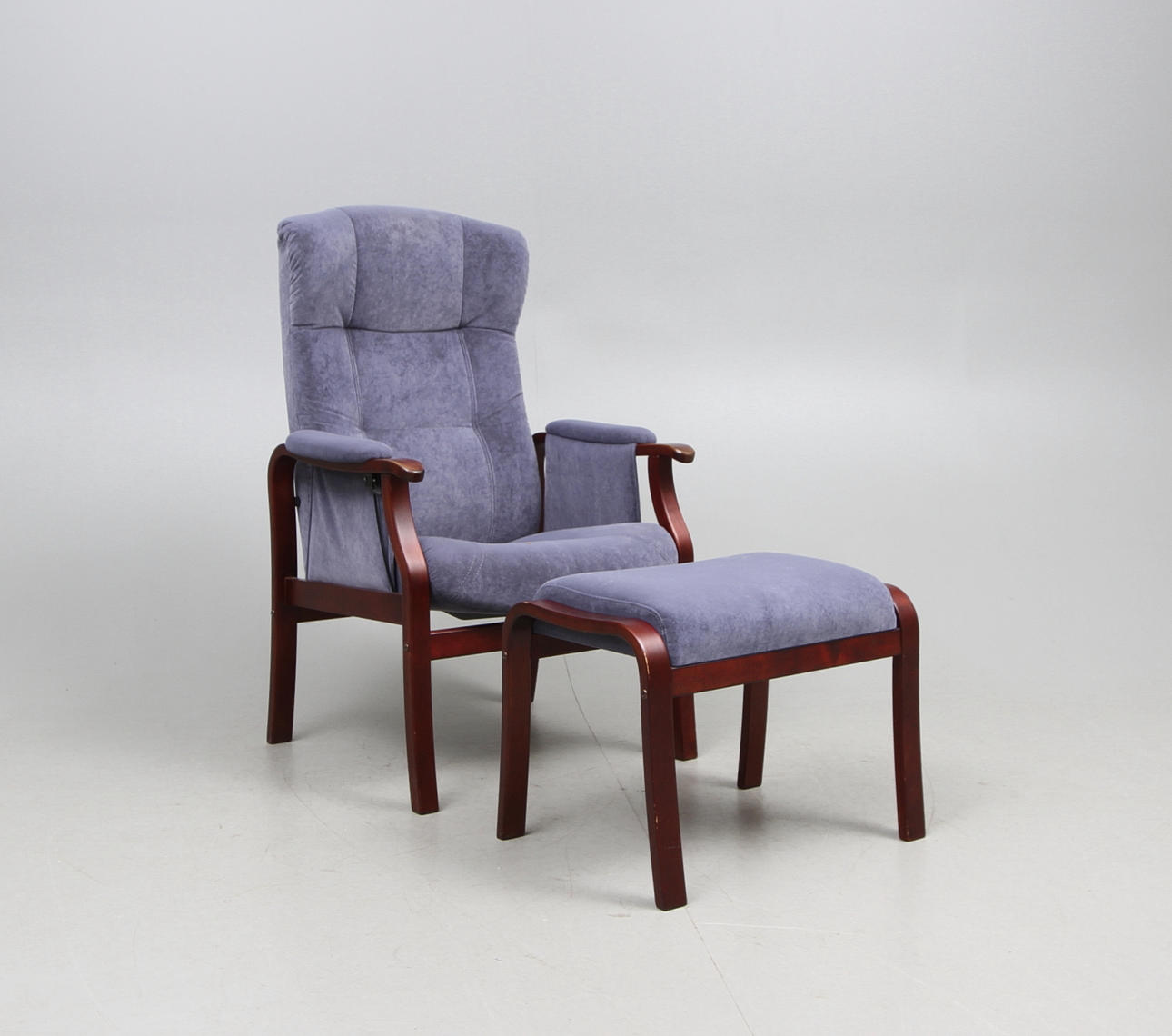 FÅTÖLJ med FOTPALL, 1900-talets fjärde kvartal.