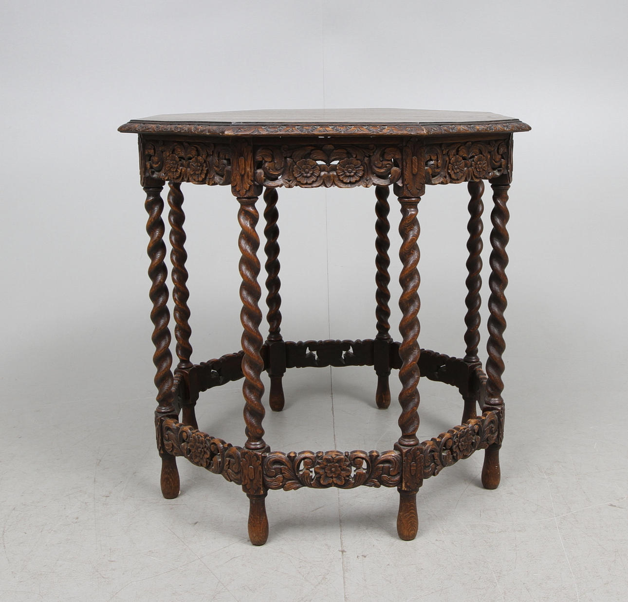 BORD ek, 8-kantigt. tidigt 1900-tal.