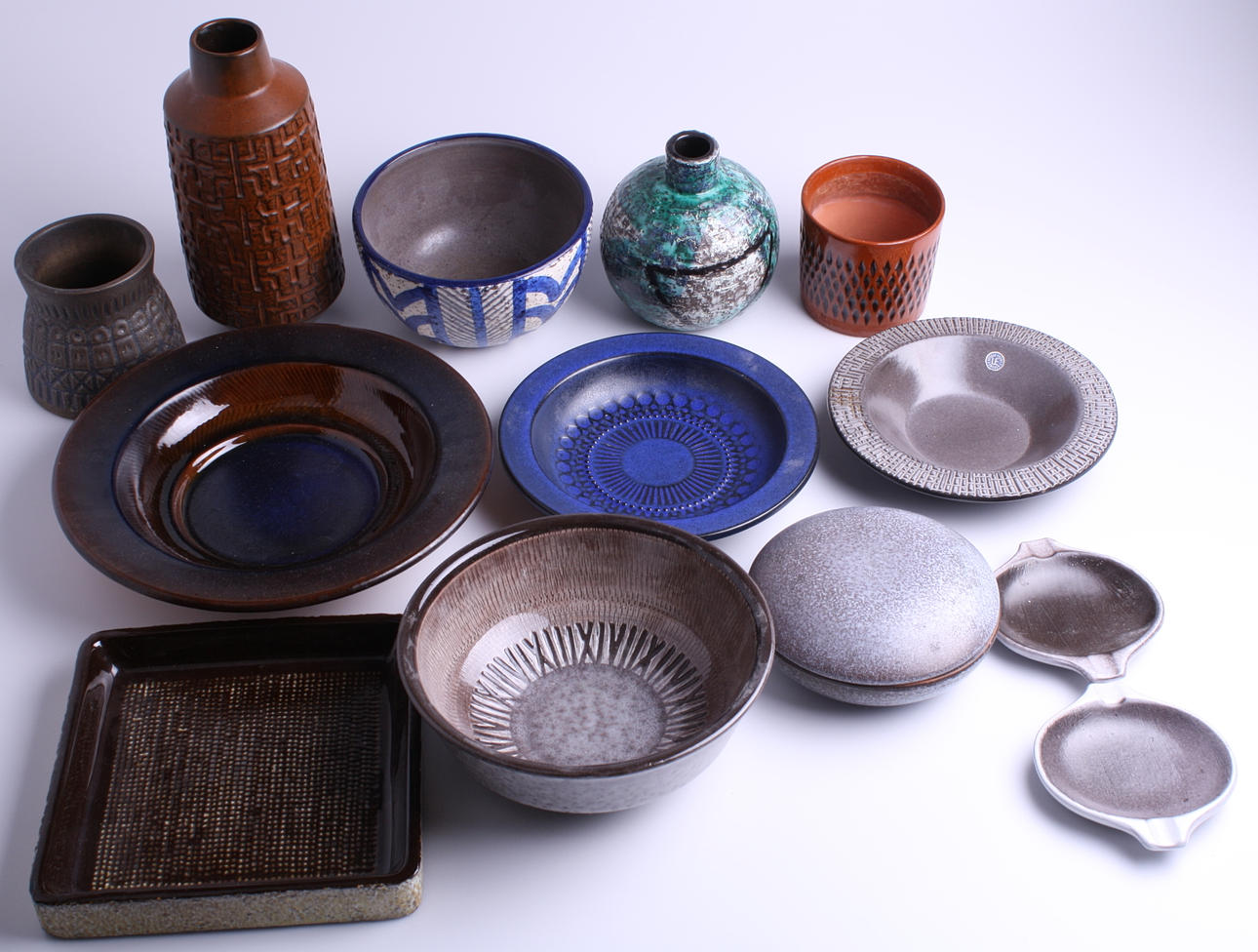 KERAMIKFÖREMÅL, 13 st, Uppsala Ekeby.