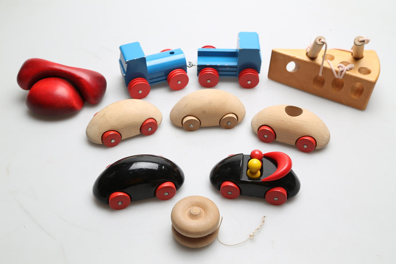 TRÄLEKSAKER, Playsam, Ost, Bilar.