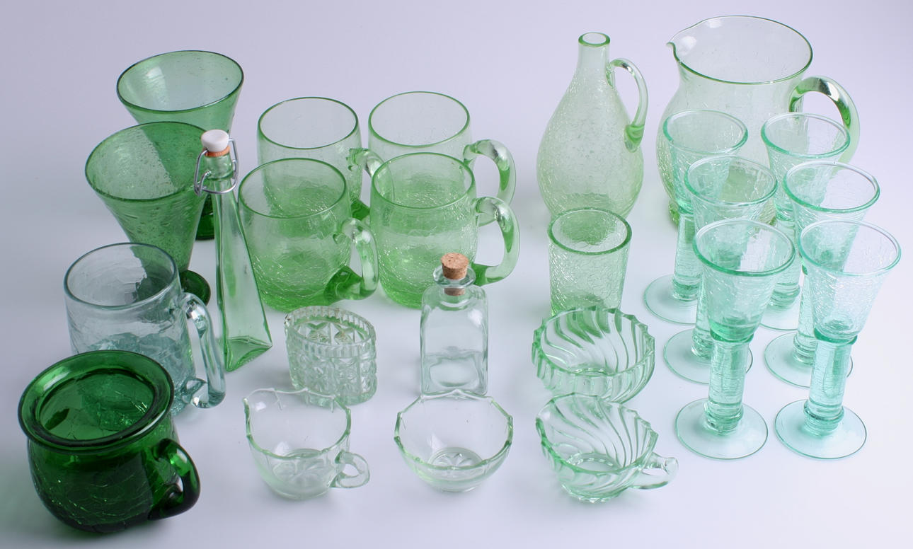 GLASFÖREMÅL, 24 st, gröna, flertalet Stockholms Glasbruk.