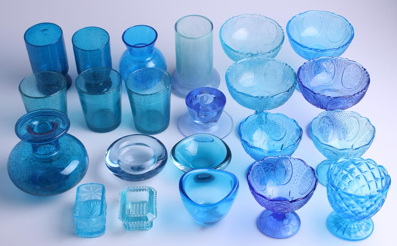 GLASFÖREMÅL, 22 st, blåfärgade.