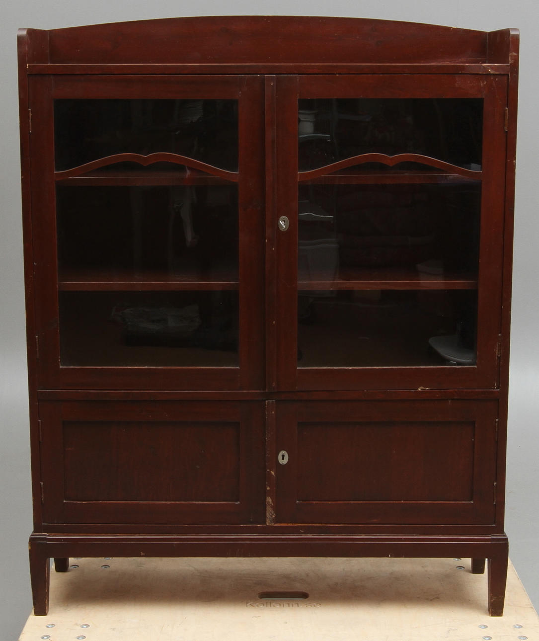 VITRINSKÅP, 1900-talets första hälft.