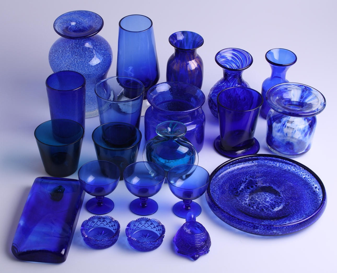 GLASFÖREMÅL, 21 st, blåfärgade varav 2 gröntonade.