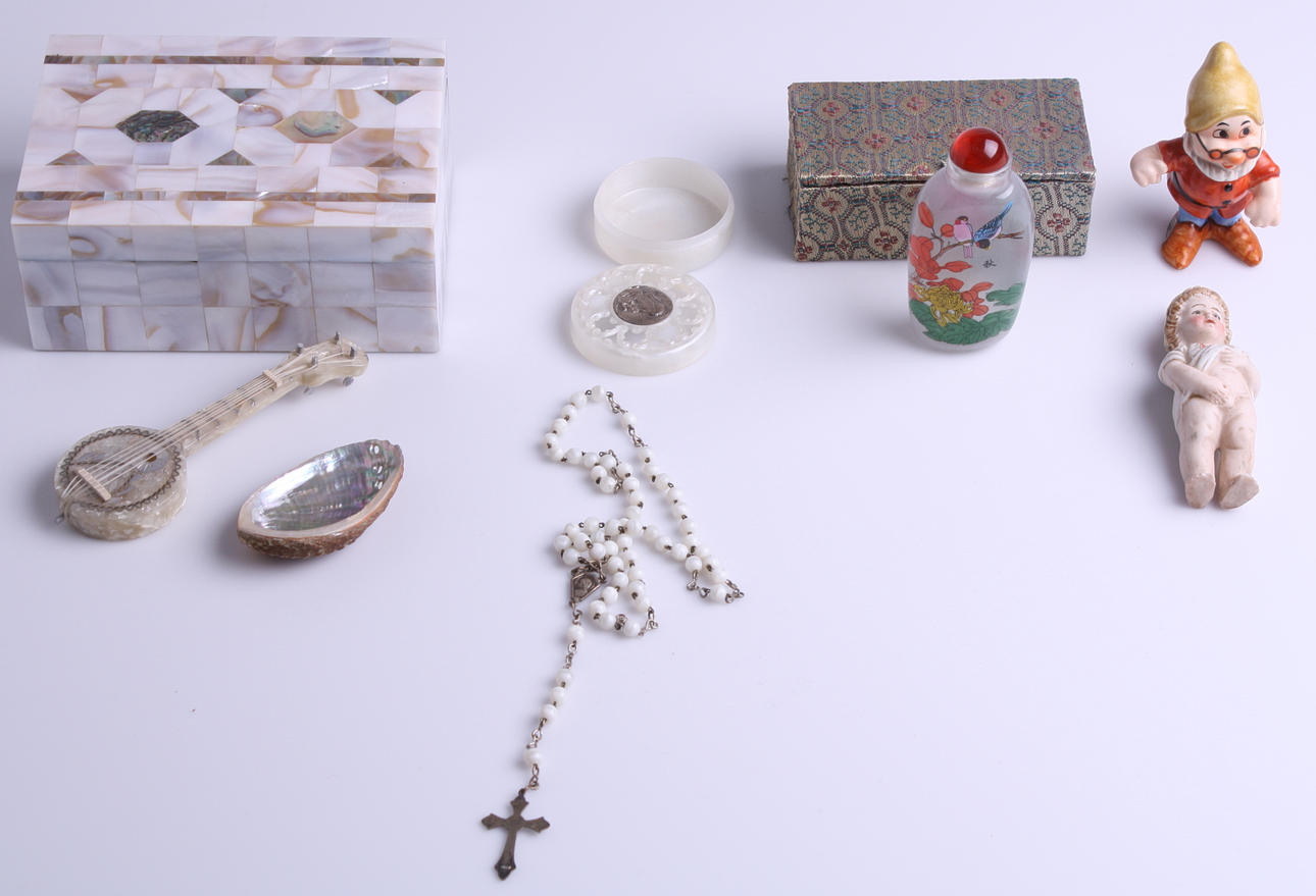 SMYCKESSKRIN, pärlemo + MINIBANJO + SNÄCKA +.