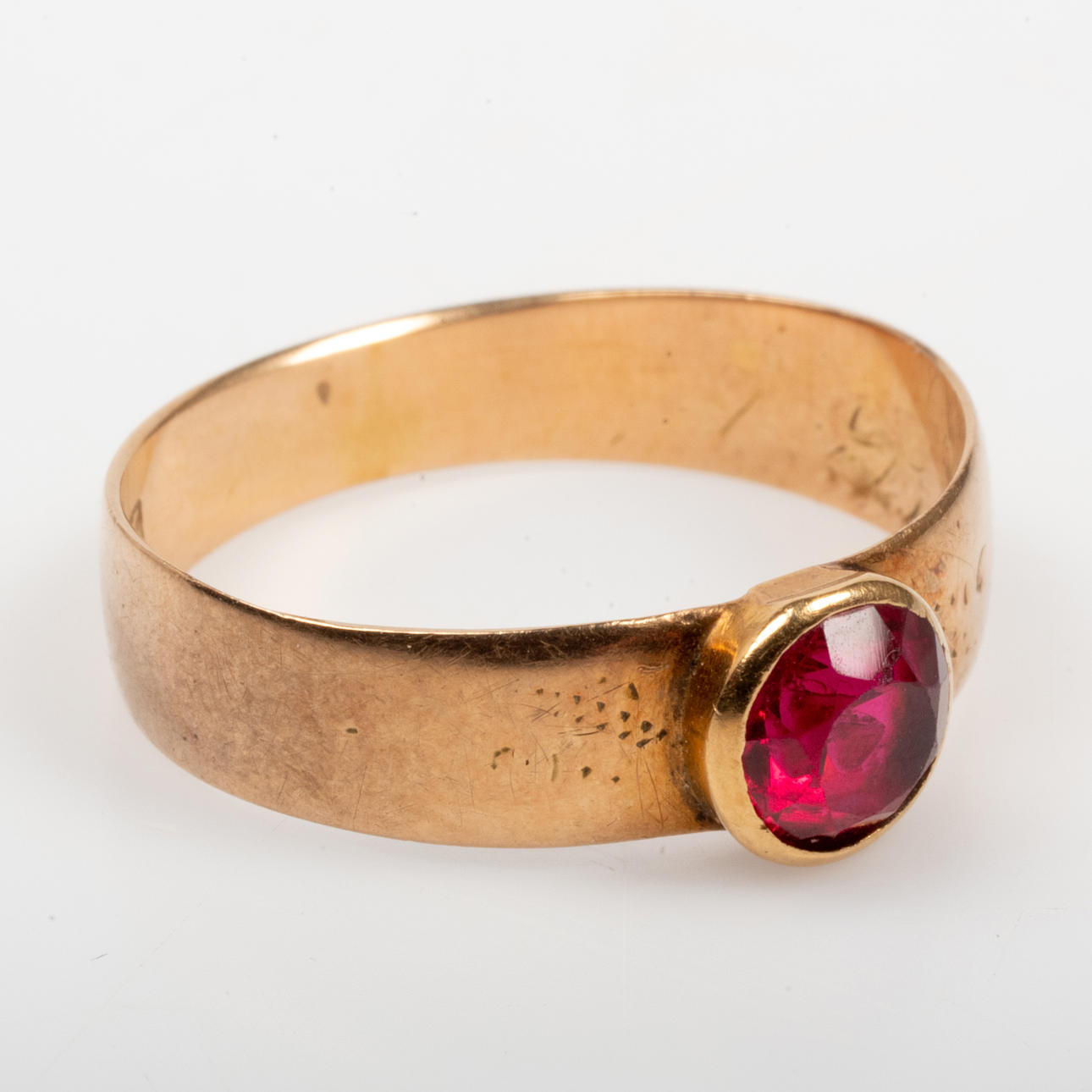 RING, 14 Karat Gold mit rotem Stein.