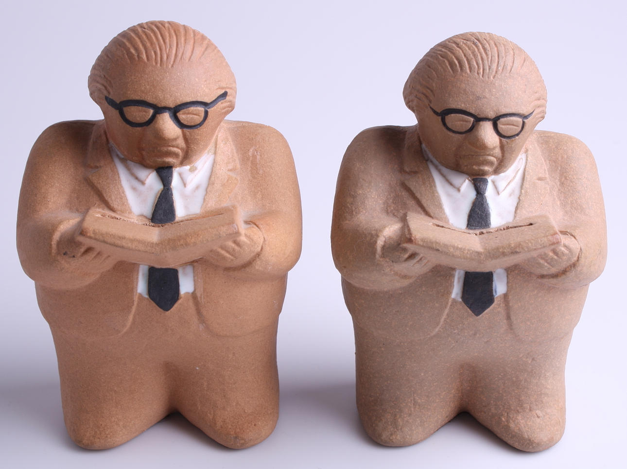 LISA LARSON. sparbössefiguriner, ett par, osignerade, "Gunnar Sträng", Lisa Larson - Gustavsberg.