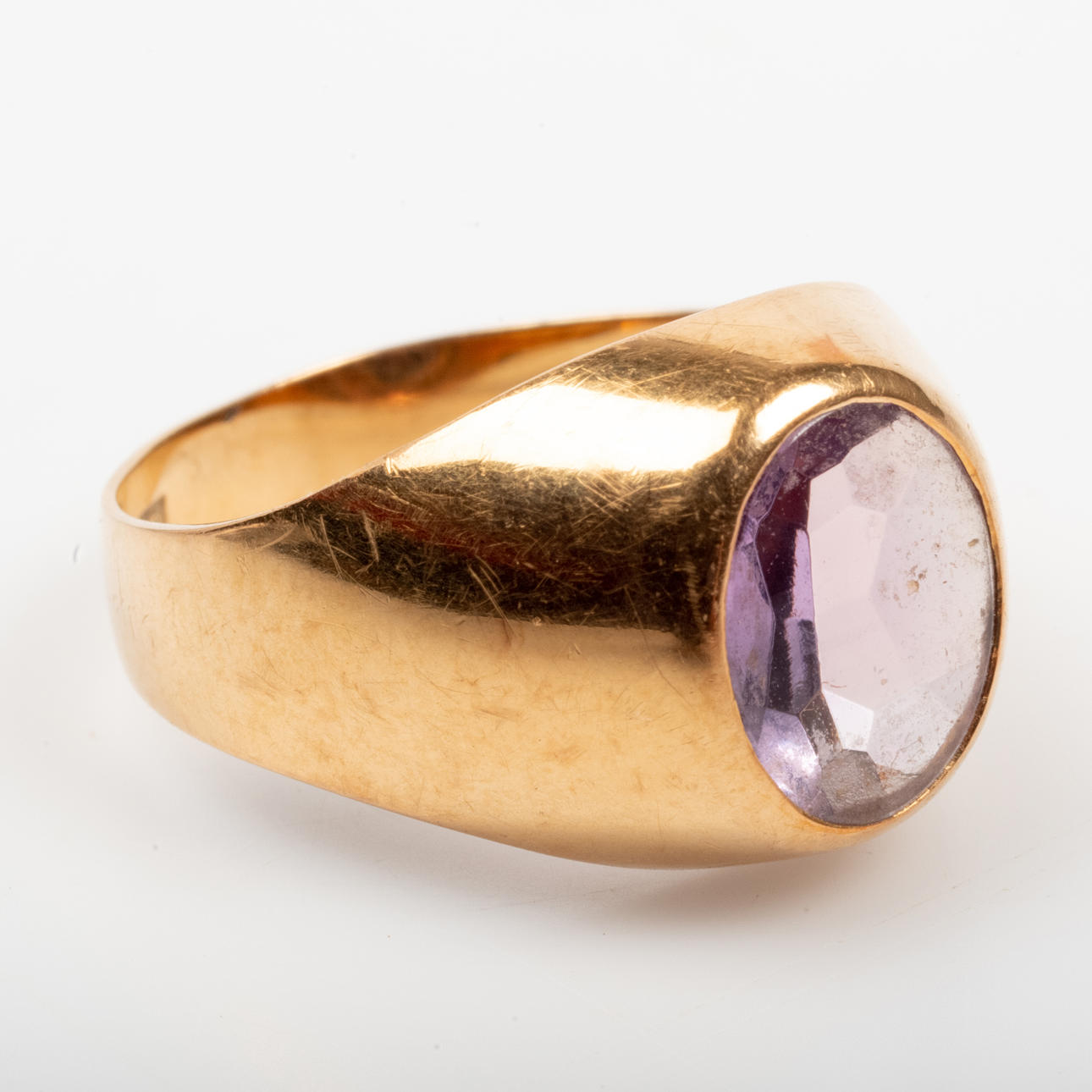 RING, 18K gukd with faceted purple stone.