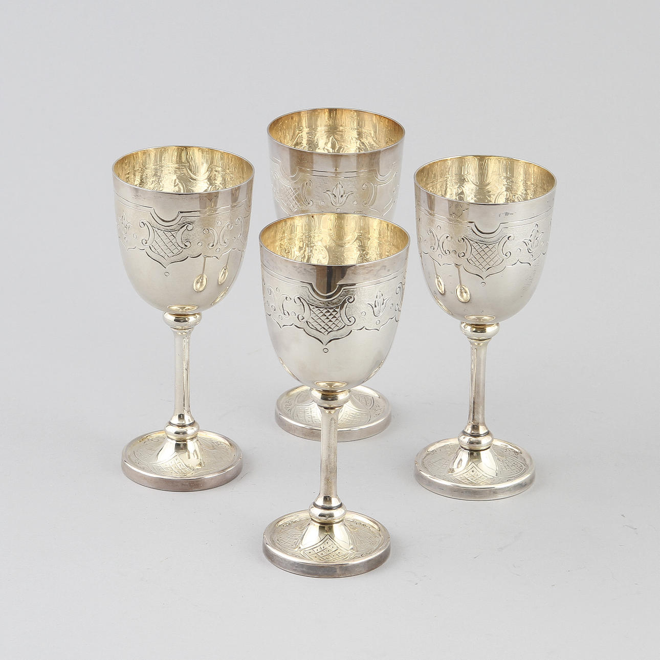 BÄGARE PÅ FOT, 4 stycken. Sterling silver. Totalt 572 g.