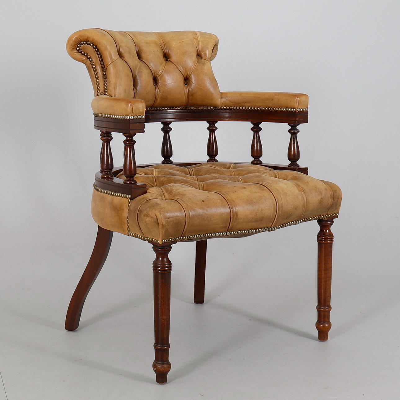 VIKTORIANSK STIL VALNÖT OCH LÄDER SKRIVBORDSSTOL.