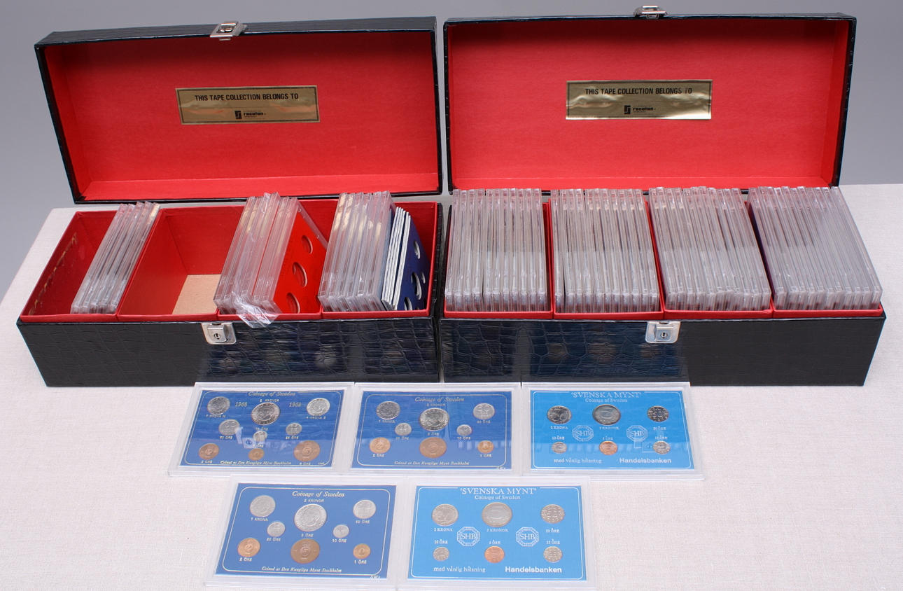 MYNTKABINETTLÅDOR, ett par, 54 myntkartor med mynt, 12 tomma myntkartor.