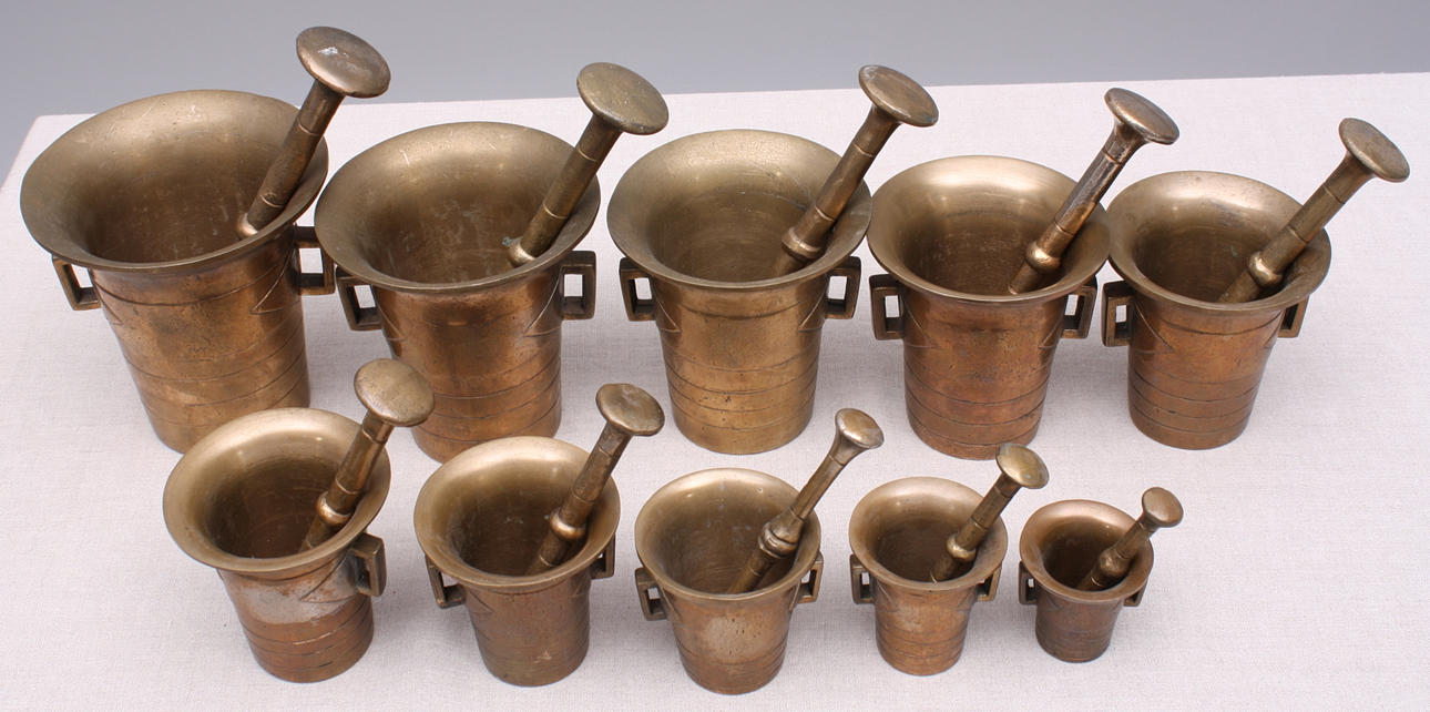 MORTELSERIE med stötar, 10 st, mässing, djupstämplat nr 1-10.