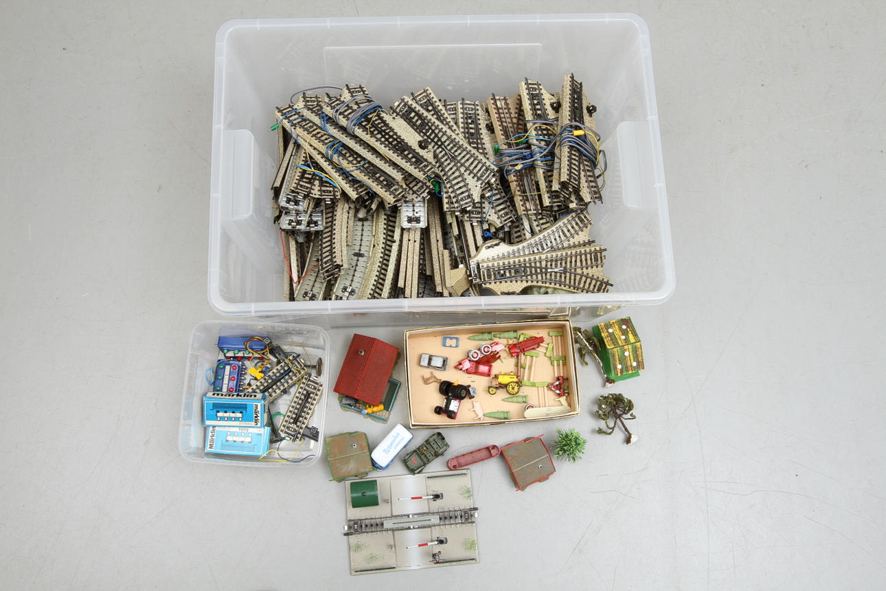 MODELLTÅG MÄRKLIN H0 räls och växlar med punktkontaker. Övergång med mera.